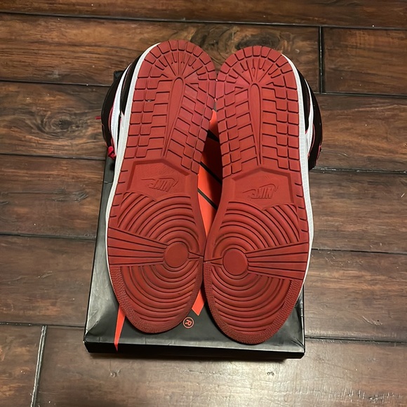 Air Jordan 1 Retro High Bloodline - Picture 4 of 6